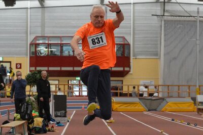 Leichtathletik: Mittelsachsens Senioren zeigen sich bei Hallenlandesmeisterschaft gut aufgelegt - Lutz Glauche vom SV Mühlbach sprang fünfmal auf das Podest. Im Weitsprung gewann er.