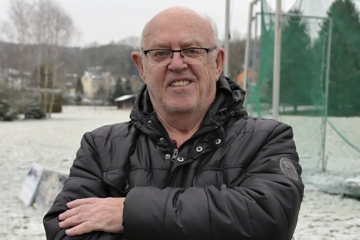 Leichtathletik - seit mehr als 60 Jahren seine Leidenschaft - Gunter Schmidt, hier vor der Wurfanlage in Wiesenburg, ist mit der Sportplakette des Landkreises Zwickau ausgezeichnet worden. 