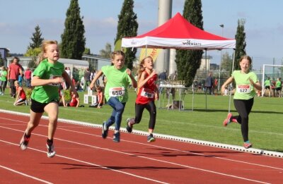Leichtathletik-Talente sorgen für gute Stimmung - Bei diesem Foto lohnt es sich, genau hinzuschauen: Die vier Mädels scheinen hier im Sprint regelrecht dem Ziel entgegenzufliegen. 