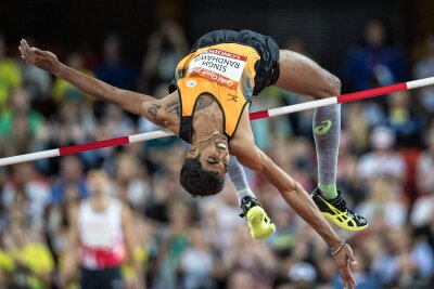 Leichtathletik: Weshalb ein „Flieger aus Malaysia“ in Chemnitz gelandet ist - Nauraj Singh windet sich bei bei den Commonwealth Games 2018 elegant um die Latte.