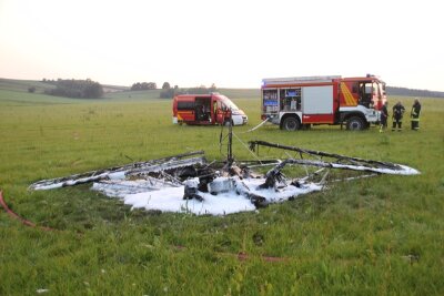 Leichtflugzeug brennt nach Notlandung bei Hartenstein aus - Das Ultraleichtflugzeug brannte komplett aus. Die Feuerwehr kam zum Einsatz.
