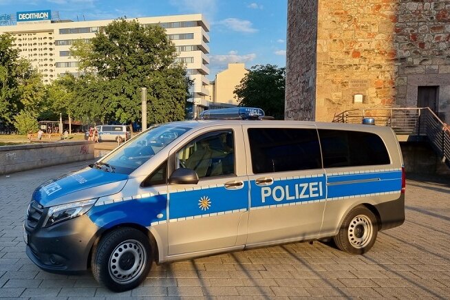 Bei einer Auseinandersetzung am Mittwochabend im Chemnitzer Stadthallenpark ist eine Person leicht verletzt worden.