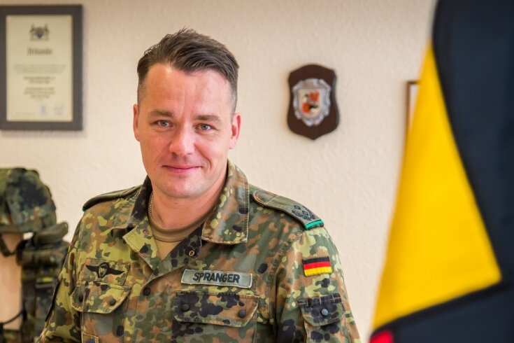 Seit 2021 führt Oberstleutnant Thomas Spranger das Panzergrenadierbataillon 371. Zu seinen Aufgaben gehört auch Schreibtischarbeit. Aktuell muss er zudem viel Aufklärungsarbeit leisten. 