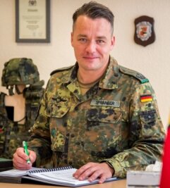 Leidet das Ansehen der Marienberger Jäger in der Bevölkerung? - Seit 2021 führt Oberstleutnant Thomas Spranger das Panzergrenadierbataillon 371. Zu seinen Aufgaben gehört auch Schreibtischarbeit. Aktuell muss er zudem viel Aufklärungsarbeit leisten. 