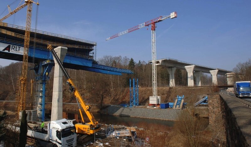 Leipzig-Autobahn: Erste Fahrbahnhälfte der Muldenbrücke im April fertig - 
              <p class="artikelinhalt">Mit einem kleinen Fest soll Anfang April die Fertigstellung der ersten Fahrbahnhälfte der 710 Meter langen Muldenbrücke gefeiert werden. Für den letzten Abschnitt des Rohbaus ist ein Hilfspfeiler notwendig.</p>
            
