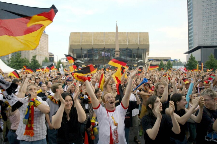 Leipzig feiert die EM: Sachsens größte Fußball-Party kostet Millionen Euro - Tage wie diese: Schon bei der Fußball-WM 2006 fieberten Hunderttausende auf dem Augustusplatz in Leipzig mit. Das soll sich nun bei der Europameisterschaft vom 14. Juni bis 14. Juli wiederholen.