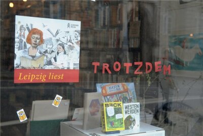 "Leipzig liest" trotz Corona: Bücher auf dem Hinterhof - So präsentierte sich ein Leipziger Buchladen während der Pandemie im letzten Jahr und machte auf "Leipzig liest" aufmerksam. Das Lesefest findet auch in diesem Jahr statt - und das nicht nur digital. 