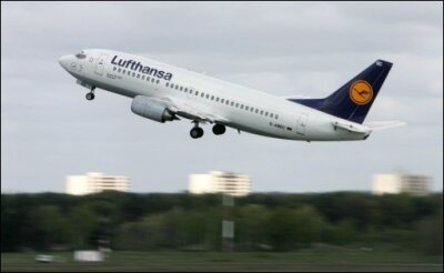 Leipzig: Lufthansa-Boeing bekommt Probleme mit Kabinendruck - Nach Problemen mit dem Kabinendruck sind fünf Passagiere einer Lufthansa-Maschine nach der Landung auf dem Flughafen Leipzig-Halle ärztlich betreut worden.