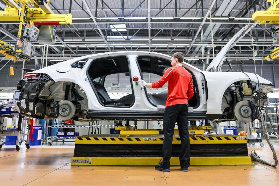 Leipzig profitiert bei Gewerbesteuer von Wirtschaftswachstum - Ein Mitarbeiter montiert einen Porsche Panamera im Werk Leipzig.