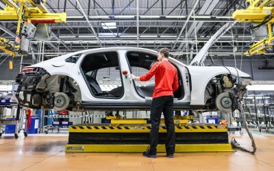 Leipzig profitiert bei Gewerbesteuer von Wirtschaftswachstum - Ein Mitarbeiter montiert einen Porsche Panamera im Werk Leipzig.