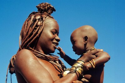 Leipziger Anthropologin: Glaube an Mutterinstinkt „ist wirklich sehr gefährlich“ - Bei den Himba in Namibia ist der Erzeuger eines Kindes nicht automatisch dessen Vater.