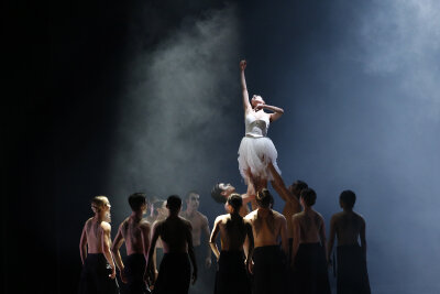 Leipziger Ballettchef Mario Schröder verabschiedet sich mit "Giselle" - Szene aus "Giselle" mit Yun Kyeong Lee.