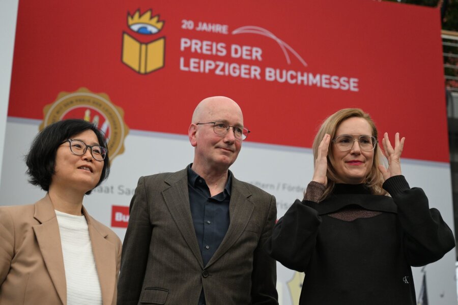 Leipziger Buchmesse eröffnet - Barbi Marković ausgezeichnet - Die Preisträger der diesjährigen Buchmesse: Barbi Marković (r.),  Tom Holert und Ki-Hyang Lee in Leipzig.