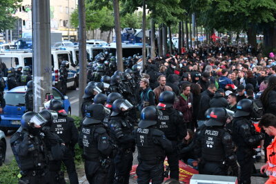 Leipziger Demo-Kessel bei "Tag X": Polizei zog WC-Wagen vorzeitig ab - Bei Protesten gegen das Urteil im Prozess gegen Lina E. in Leipzig hat die Polizei nach Räumung eines Platzes Demonstranten eingekesselt.