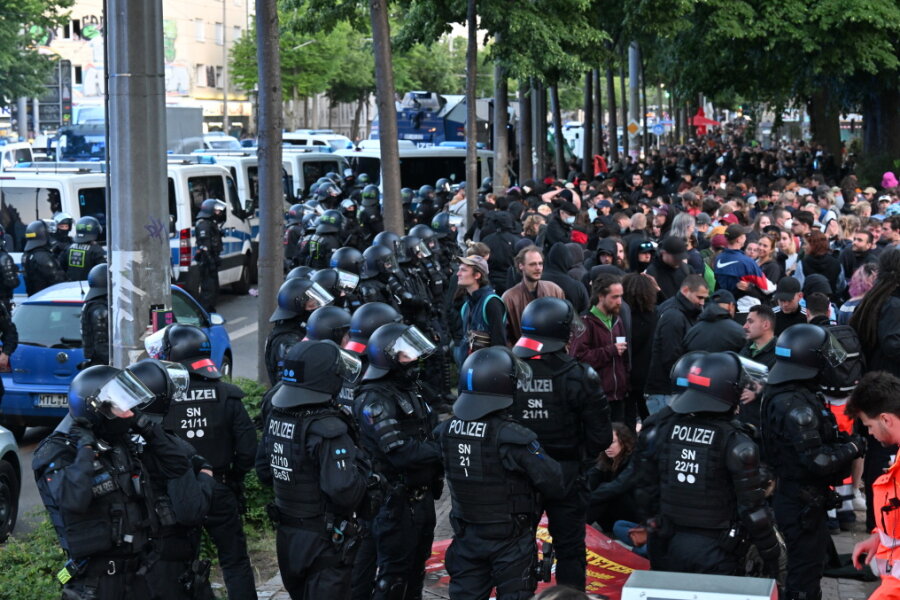 Leipziger Demo-Kessel bei "Tag X": Polizei zog WC-Wagen vorzeitig ab - Bei Protesten gegen das Urteil im Prozess gegen Lina E. in Leipzig hat die Polizei nach Räumung eines Platzes Demonstranten eingekesselt.