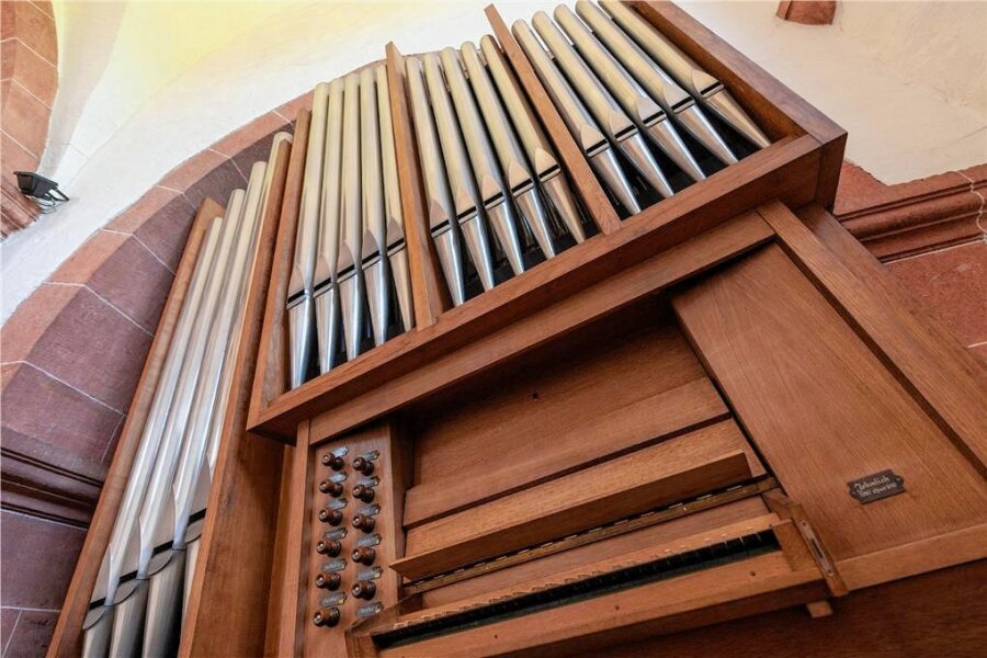 Leipziger erfüllt Wechselburger Basilika mit Orgelmusik - An der Orgel in der Wechselburger Basilika nimmt am Sonntag Josua Velten aus Leipzig Platz.