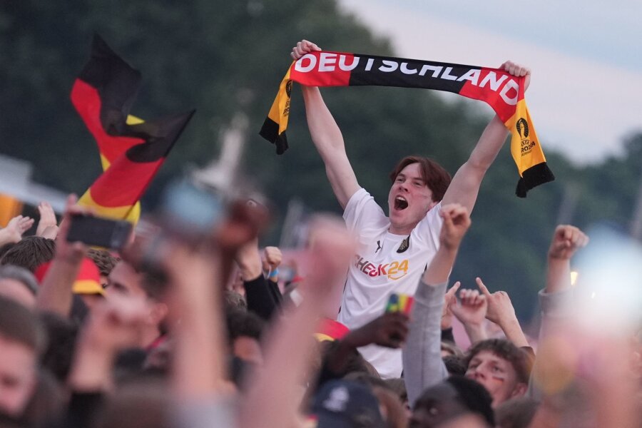 Leipziger Fanzone bei Fußball-EM-Auftakt voll - Deutschland-Fans jubeln nach dem Treffer zum 3:0 während der Live-Übertragung.
