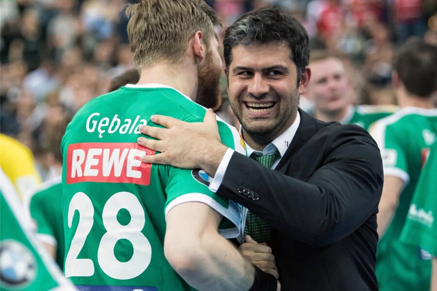 Leipziger Handball-Boss kommt zum Zwönitzer Stadtgespräch - DHfK Geschäftsführer Karsten Günther (rechts) freuen sich nach dem Spiel über einen Sieg.