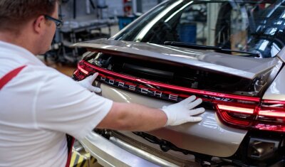 Leipziger Porsche-Werk wächst mit neuem Sportwagen - Siegfried Bülow - Ein Mitarbeiter bei Montagearbeiten an einem Auto der neuen Panamera-Baureihe.