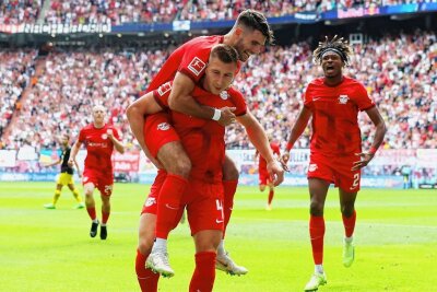 Leipziger Retro-RB überrollt Dortmund - Die Leipziger bejubeln das erste von drei Toren: Schütze Willi Orban nimmt Dominik Szoboszlai huckepack, rechts kommt Mohamed Simakan als Gratulant. 