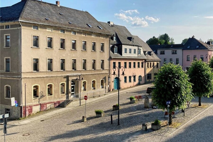 Leipziger Schule will Regine Heinecke im Namen haben - Um den Kauf des Erdgeschosses der Ex-Ambulanz Markt 31 (links) durch die Stadt Adorf geht es Montag im Stadtrat.