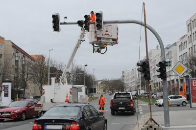 Leipziger Straße: Provisorische Ampel regelt nach Unfall Verkehr - An der Kreuzung Salzstraße wurde am Freitag eine Behelfsampel aufgebaut, nachdem es dort am Donnerstag zwei Unfälle gegeben hat.