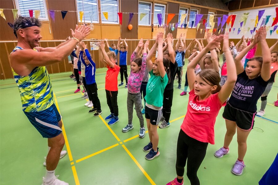 Leipziger versetzt Grundschüler in Kühnhaide in einen Tanzrausch - Michael Hirschel (l.) probte je anderthalb Stunden lang mit den Klassen 1 und 2 sowie 3 und 4 (Foto).