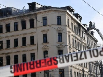 Leipziger Wohnhausbrand - Tatverdächtigem wird Mord vorgeworfen - Bei dem Feuer sind in der Nacht zum Karfreitag 16 Menschen verletzt worden. Eine Person starb.