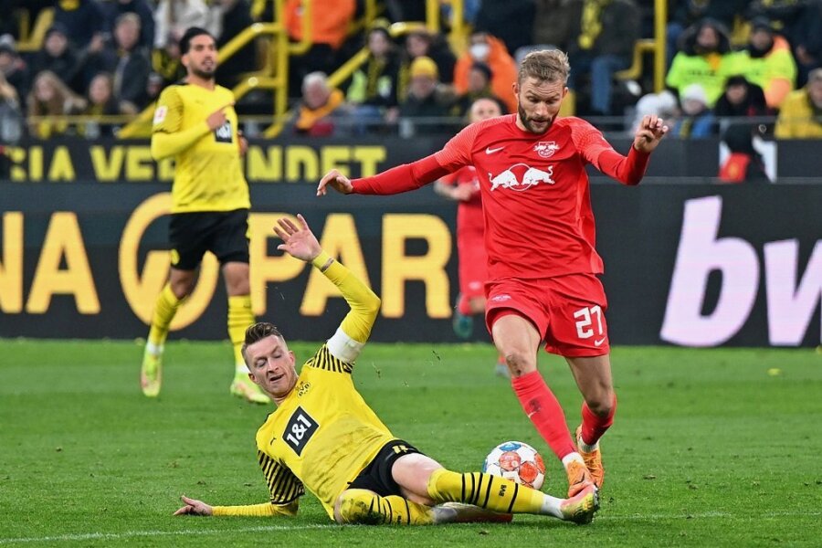 Dortmunds Marco Reus fährt Konrad Laimer in die Parade: Wirklich stoppen ließ sich der Österreicher in RB Diensten nicht, die ersten zwei Leipziger Treffer erzielte er selbst, den dritten bereitete er vor. 