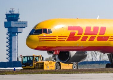 Leipzigs Wirtschaft stabil in der Pandemie - Für den Flughafen Leipzig/Halle in Schkeuditz ist eine Neuinvestition von 500 Millionen Euro fest eingeplant. Das Bild zeigt ein DHL-Frachtflugzeug bei der Landung auf dem Logistikstandort. 