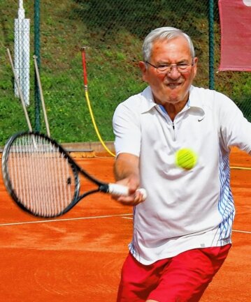Leiser Abschied von zwei Sport-Leidenschaften - Peter Winter auf dem Crimmitschauer Tennisplatz. 