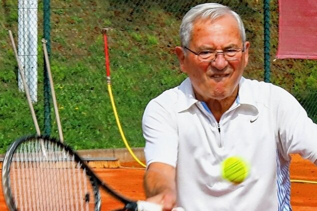 Leiser Abschied von zwei Sport-Leidenschaften - Peter Winter auf dem Crimmitschauer Tennisplatz. 