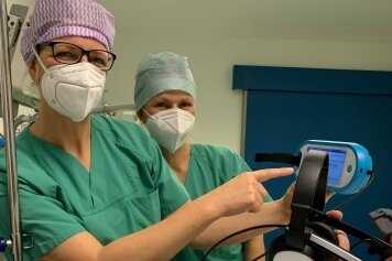 Leisnig: Kino im OP-Saal - Mandy Büttner und Almut Trapperklären einem Patienten, wie die Happymed-Brille anzuwenden ist. 