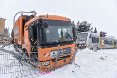 Leisnig: Zug kollidiert mit Müllauto - 