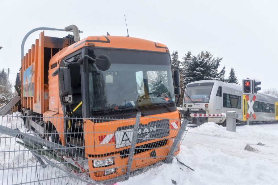 Leisnig: Zug kollidiert mit Müllauto 
