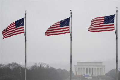 Leitartikel zum Ausgang der US-Vorwahlen: Das ungeliebte Rückspiel - Blick auf  US-Fahnen und das Lincoln Memorial in der US-Hauptstadt Washington.