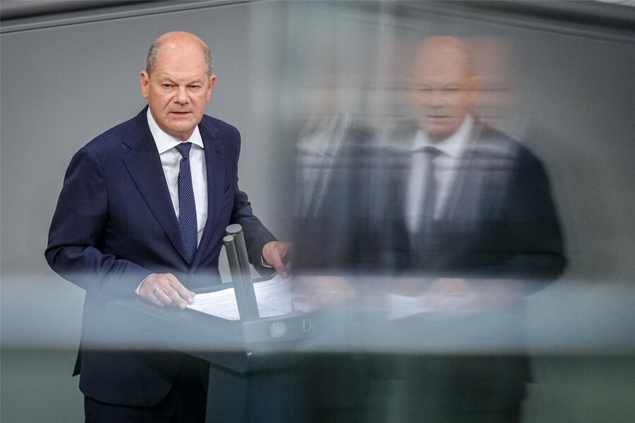 Leitartikel zur Regierungserklärung des Bundeskanzlers: Olaf Scholz muss bei Abschiebungen  jetzt auch liefern - Bundeskanzler Olaf Scholz gibt im Bundestag eine Regierungserklärung zur aktuellen Sicherheitslage ab.