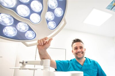 Leitender Oberarzt des Uni-Klinikums Düsseldorf zurück im Vogtland - Dr. Gordon John im neuen OP-Bereich: Seit Anfang Januar ist er alleiniger Inhaber der Zahnarztpraxis an der Klosterstraße in Plauen.