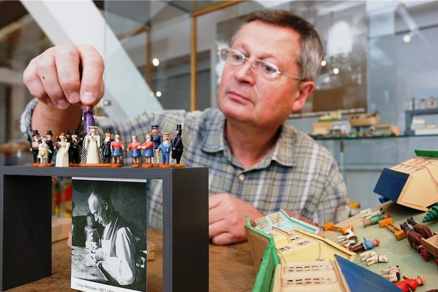 Leiter des Spielzeugmuseums Seiffen geht in Ruhestand - Wer führt sein Lebenswerk fort? - 2017: Konrad Auerbach arrangiert Miniatur-Figuren von Louis Hiemann. 