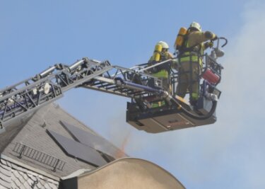 Leitstelle schickt Feuerwehr falsch - Wahrscheinlich ein Defekt an einer Fotovoltaikanlage auf einem Mehrfamilienhaus in Taura hatte einen Dachstuhlbrand ausgelöst. 