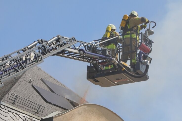Leitstelle schickt Feuerwehr falsch - Wahrscheinlich ein Defekt an einer Fotovoltaikanlage auf einem Mehrfamilienhaus in Taura hatte einen Dachstuhlbrand ausgelöst. 