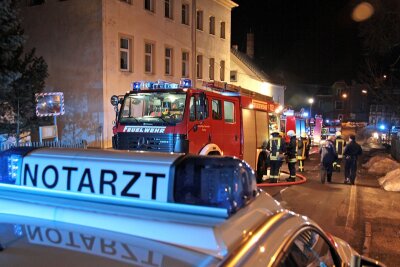 Lengefeld: Mehrfamilienhaus wegen Brand evakuiert - Ein Mehrfamilienhaus in der Augustusburger Straße musste am Dienstagabend wegen eines Brandes evakuiert werden.