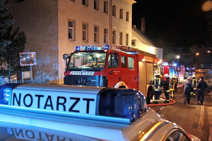 Lengefeld: Mehrfamilienhaus wegen Brand evakuiert - Ein Mehrfamilienhaus in der Augustusburger Straße musste am Dienstagabend wegen eines Brandes evakuiert werden.