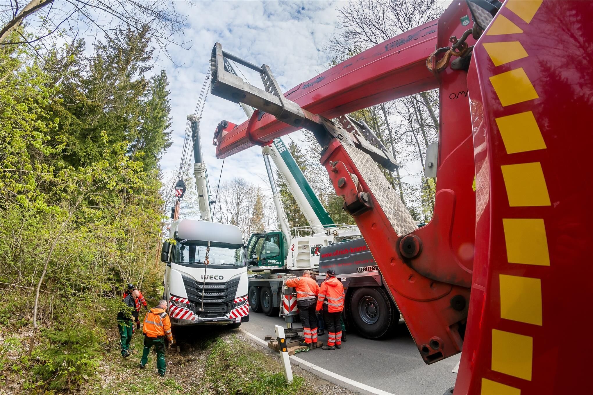 Lengefeld Schwerlasttransporter Landet Nach Unfall Mit Anderem Lastwagen Im Straßengraben