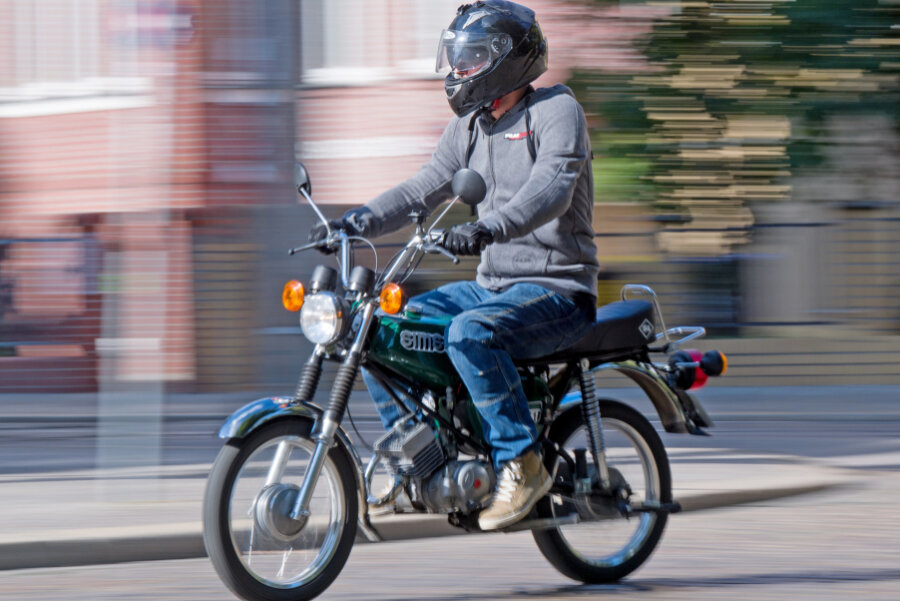 Lengenfeld: 19-Jähriger mit frisierter Simson unterwegs - Polizei stellt Moped sicher - 