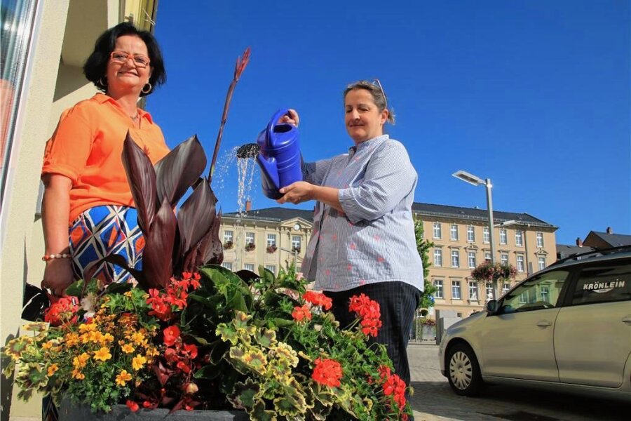Lengenfeld: Blumen für's Wohlfühlen - Katrin Ramsdorf (rechts) hat, wie Gabriela Krauthahn auch, vor ihrem Laden einen Pflanzkübel aufgestellt.