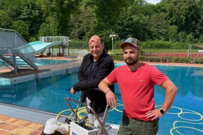 Lengenfelder Bad erhält neue Technik - Haben gemeinsam die Feinabstimmung des neuen Saugroboters vorgenommen: Schwimmmeister Christian Schubert (rechts) und Norbert Kannmann von der Weda-Wassertechnik Magdeburg. 