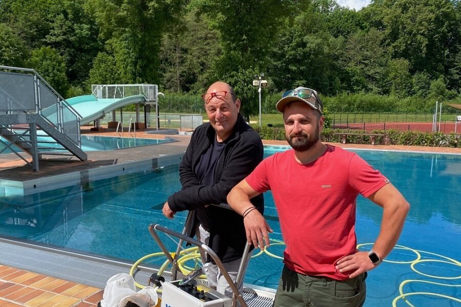 Haben gemeinsam die Feinabstimmung des neuen Saugroboters vorgenommen: Schwimmmeister Christian Schubert (rechts) und Norbert Kannmann von der Weda-Wassertechnik Magdeburg. 