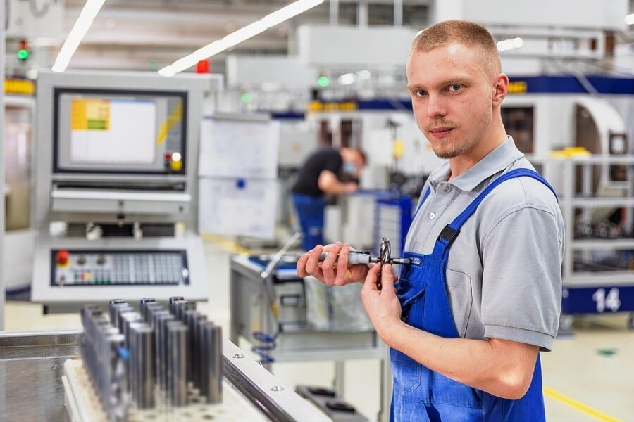Jakob Kolodziej hat seine Ausbildung zum Zerspanungsmechaniker bei Dr. Gühring in Treuen als Landesbester abgeschlossen. Im Februar beginnt er berufsbegleitend ein Maschinenbau-Fernstudium. 