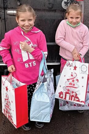 Lengenfelder Verein beschenkt in diesem Jahr vor Weihnachten 6700 Kinder in den Unterkarpaten - "Weihnachtsfreude" bringt seit 25 Jahren Freude ins Haus eines jeden beschenkten Kindes. Wie diese beiden Mädels freuen sich in diesen Tagen 6700 Kinder in den Unterkarpaten über Dinge, die in Deutschland alltäglich sind.
